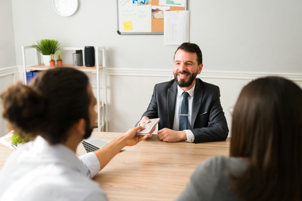 Trust appraisal meeting between a real estate appraiser and a multi-generational family at home