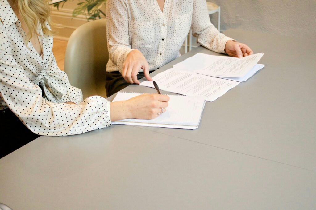 Probate appraisal expert advising clients on how to avoid common inheritance disputes