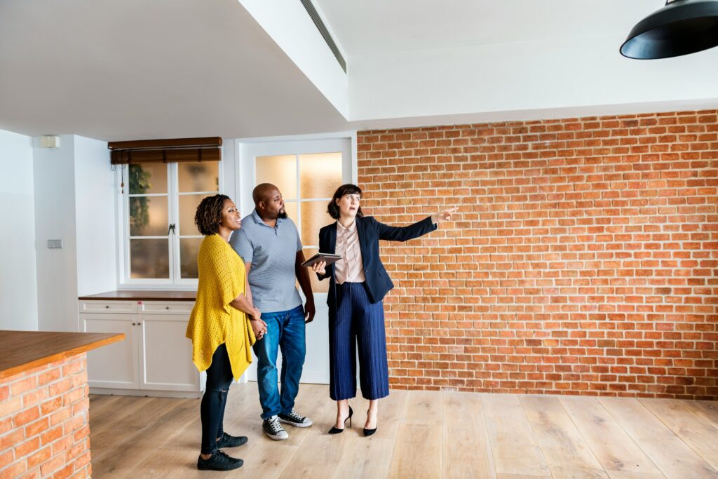 Personalized trust appraisal discussion between real estate appraiser and family members preparing a trust