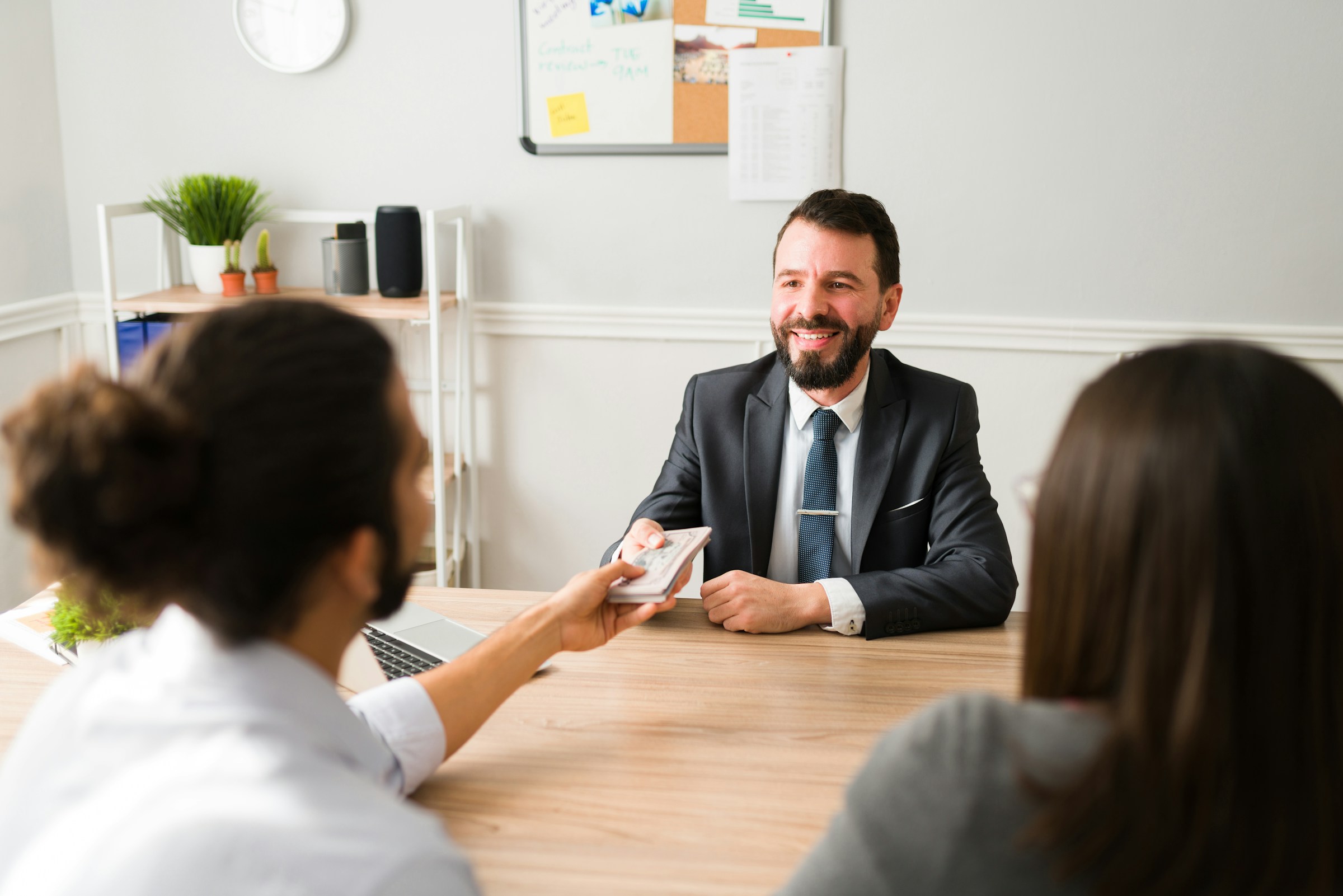 Trust appraisal meeting between a real estate appraiser and a multi-generational family at home